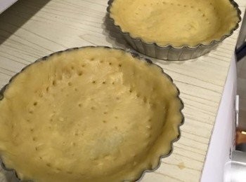 step7: 用叉在撻底刺上小洞；