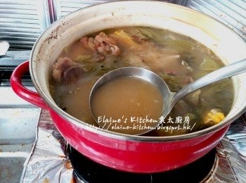 step8: 再用中火煲滾後轉慢火蓋上蓋煲1 1/2小時即可 (期間小心滾瀉)