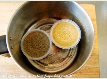 step2: 將黑木耳雪綿酪的塑膠膜撕開後，放入電鍋中用蒸氣加熱一會。