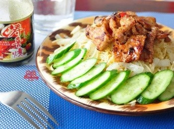 step6: 再將煎好的松阪豬鋪在義麵上層，灑上七味粉，吃的時候再與麵拌再一起享用!