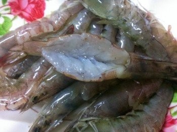 step3: 蝦子洗淨~在背上剪開去腸泥~鬚也剪掉~如圖~