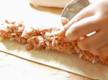 step5: 在酥皮中間以香腸形狀放上肉餡。