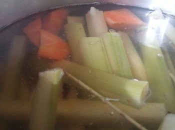step5: 煲一煲熱水下晒全部材料煲兩小時即成。