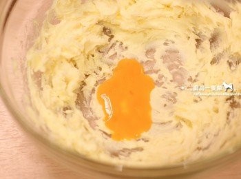 step2: 分2~3次倒入全蛋液拌勻（每次都要等蛋液吸收融合了，再倒入剩下的蛋液)。