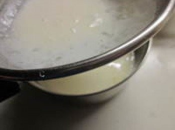 step4: 作法3.倒入剩下的<span class="group_2">布丁液</span>,全部的<span class="group_2">布丁液</span>過篩