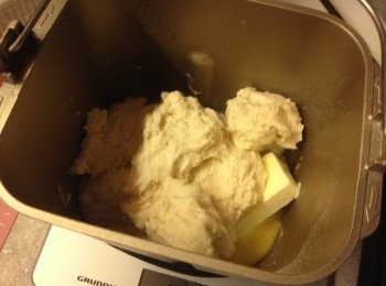 step2: 1.5小時後取出中種麵團, 把主麵團材料放進麵包機內, 再撕碎中種麵團放進去, 按麵團模式直至完成