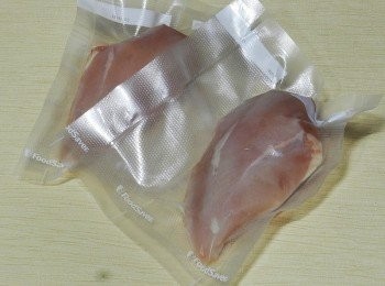 step7: 可以將<a href="https://bit.ly/3EZL8dD" target="_blank" data-keyword="雞胸" class="guide-link"><strong>雞胸</strong></a> <span style="display:inline-block;vertical-align:middle;margin-top:-3px;color:initial;border-radius:3px;padding:2px 3px;font-size:12px;line-height:14px;background:#87d300;color:#fff;">即買</span> 肉分裝包好，延長肉品的保存期限，也方便烹調喔!!!!