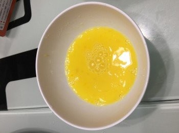 step8: 把已做形的薯餅塗上少許蛋汁,再黏上麵包糖。