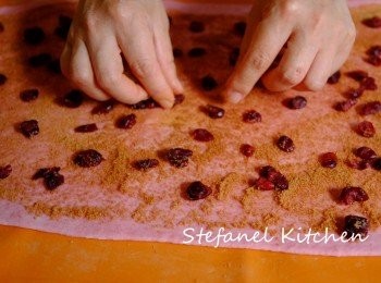 step7: 把紅莓乾平均地放在麵塊上