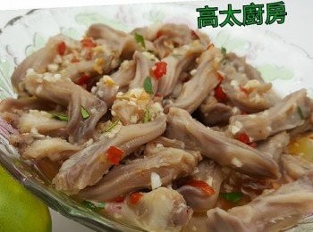 step6: 今次於汁料內加了一塊剪碎的檸檬葉,會更香