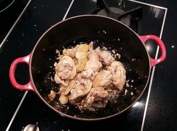 step6: 炒至雞肉呈現半熟狀無血水,表面上色,而薑及麻油的香氣完全融入雞肉裡。