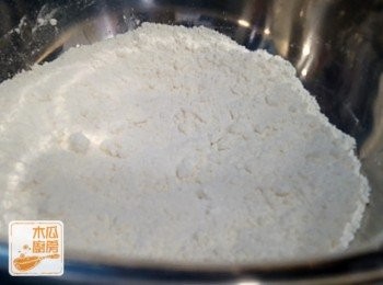 step3: 麵粉和泡打粉過篩，加入糖、幼鹽和牛油；用刀將牛油切粒後，用手搓揉搓至鬆散的粉狀