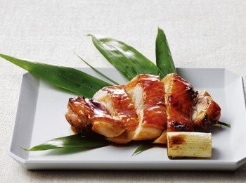 step6: 烘烤過程中，將長蔥置入鋁箔紙上的空位，烤至上色。將雞肉切成合口的大小，盛入器皿，並附上烤蔥段。