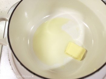 step4: 鍋中放入一片牛油（約20克），開火燒熱至牛油溶掉。