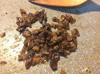 step3: 同樣用少許牛油和橄欖油， 將牛肝菌略炒一下然後撈起