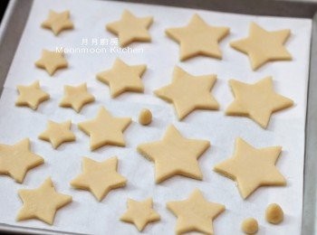 step10: 利用三個不同大小之星星曲奇模，每種大小各印出6個的星星曲奇。