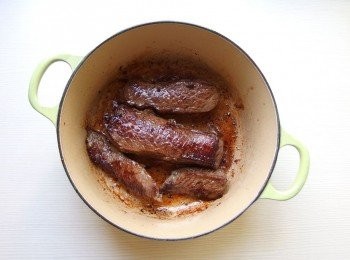 step3: 準備一個燉鍋,熱鍋後放入無骨牛小排煎至焦香狀,加入米酒煮至酒精揮發留下酒香(用鍋鏟將鍋底焦香的精華刮起,這是美味的來源)。