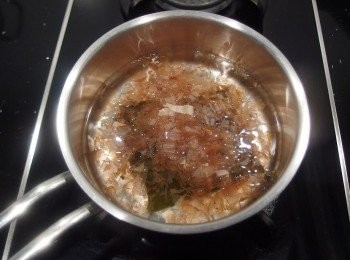 step3: 用小湯鍋將昆布及昆布水小火加熱,快沸騰時熄火,加入柴魚片,靜置一會(約5 分鐘)。