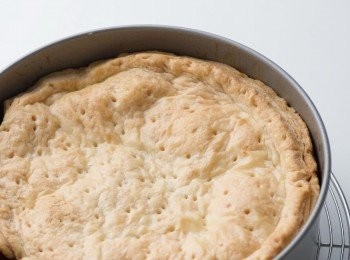 step10: 放進200℃的烤箱烘烤10分鐘左右，當表面帶有焦色時，降溫到180℃再烘烤20分鐘左右。烘烤完成後，放在網架上放涼，最後翻面、盛盤。