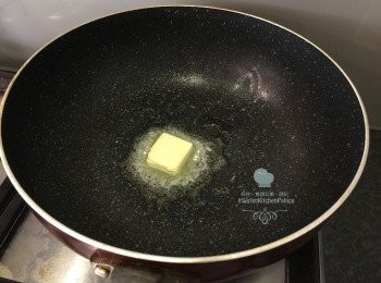 step1: 蘑菇切片，備用。中火起鑊，落牛油同蒜蓉炒香。