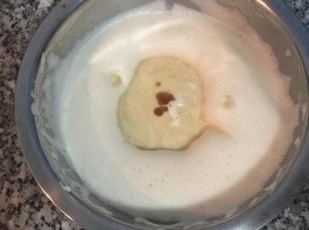 step9: 便可將呈糊狀的麵糊倒入剩下的全蛋霜中，並加入香草精輕手混勻。