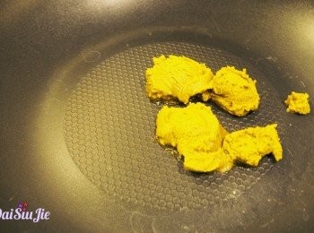 step4: 同時，燒熱鍋子，落4湯匙青咖喱醬爆香，約一分鐘。