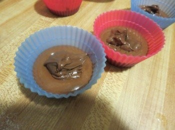 step4: 倒入模型杯，2分满再加入适量nutella/巧克力醬（不要放太多哦），再將剩下的面糊填至七分满，蒸10~15分钟。