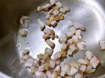 step2: 肥肉部份先下鍋煸出油脂及香氣