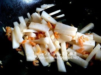 step7: 用中火拌勻炒至上湯收乾 , 再加入50ml上湯再拌勻炒至上湯收乾水份