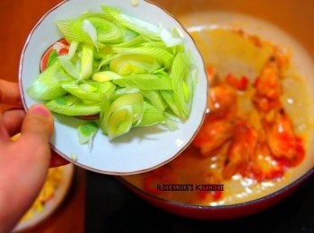 step5: 5.放入蒜苗，一起拌炒。
