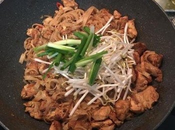 step5: 最後放入小辣椒和豆芽及蔥段拌炒到河粉Q軟上色後，即可裝盤。