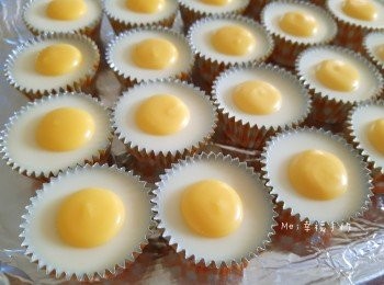 step4: 將檸檬巧克力在白巧克力上擠出小圓