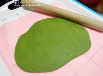 step3: 把發酵好的麵糰放在檯上，灑少許麵粉，再用麵棍擀成薄片，大約0.3cm。不過我第一次做，擀到手軟也不太夠薄，所以最後兩片麵團擀成厚度還是厚了一點。