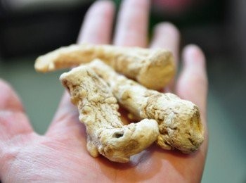 step1: 這就是乾白蔘，只要取1小根沖洗即可