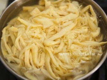 step1: 首先將筍乾用滾水燙過去鹹味。