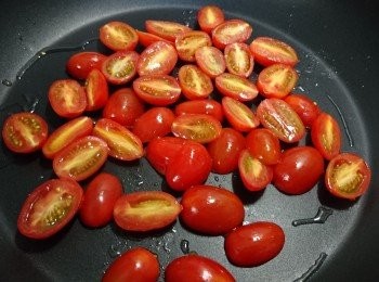 step4: 取出平底鍋，放入橄欖油和奶油，放入剖半小蕃茄，蓋上鍋蓋，開中火慢煎。