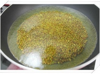 step3: 炒到顏色變黃黃之後把熱水加進去~~