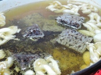 step5: 加入切快的鵝米血再煮10分鐘，起鍋前調味即可