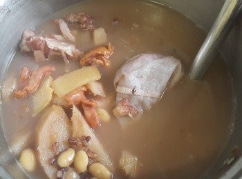 step6: 做法：

將赤小豆 , 扁豆 , 蜜棗浸洗備用 , 螺頭切件 , 同豬骨, 五花腩用薑片出水去腥備用, 粉葛去皮後切件 , 用 4 湯碗水大火滾起煲 2 小時, 鯪魚清洗後隔乾水份, 少少油煎熟再放入魚袋, 再放入煲 1 小時少少雞粉,熄火焗 30 分鐘 , 飲用前大火滾起, 完成 !