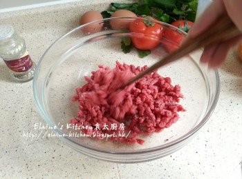 step1: 牛肉碎放入大碗內加少許鹽 , 胡椒粉及黑胡椒拌勻醃30分鐘