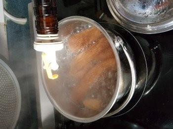 step1: 先做準備功夫:乾瑤柱及冬菇分開浸軟身.
竹笙浸軟後,剪去頭硬身部份及鬚部份不要,用滾水加少許紹興酒出水1分鐘