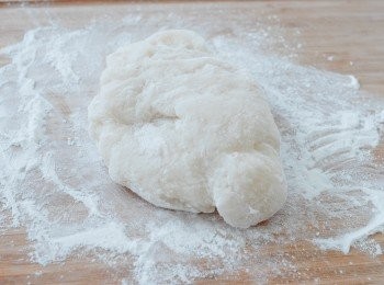 step4: 在枱上灑上步驟一的糕粉，放上蒸熟的粉團