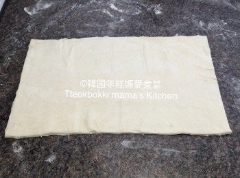step2: 將250g的酥皮皮壓簿，用刀切整齊四邊，備用。