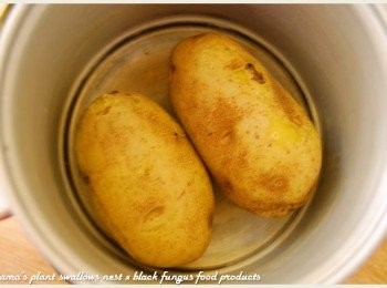 step2: 先將馬鈴薯的外皮充分刷洗乾淨後，直接放入電鍋中，蒸煮至鬆軟。