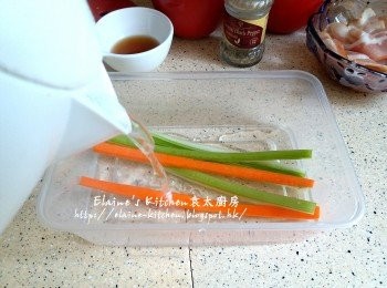 step3: 期間將西芹去纖維 , 甘旬去皮 , 西芹及甘旬均切成條狀 , 放入耐熱入內加熱水浸5分鐘 , 盛起瀝乾水份