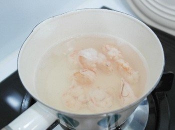 step2: 鮮蝦去殼去頭~~放入滾水中煮熟!!! 用冰塊冰鎮一下~~~ 接著將果肉與蝦子裝入容器中淋上醬汁即完成囉!!!