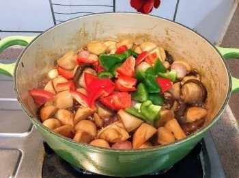 step7: 下青／紅椒片； 轉中大兜炒至收汁