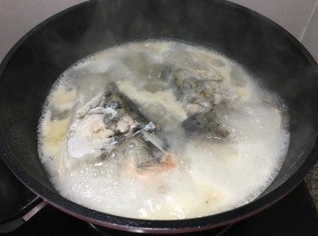 step4: 中火煲滾魚湯約15-20分鐘
