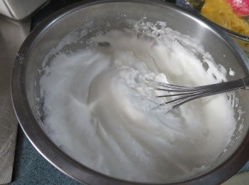 step15: 此時蛋白因為已經停留了幾分鐘,會變得鬆軟,再用手動打蛋器略為打至變回硬身