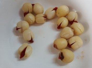 step10: 烚好20分鐘的蓮子隔去水份,中間夾一粒已經沖洗乾淨的杞子待用